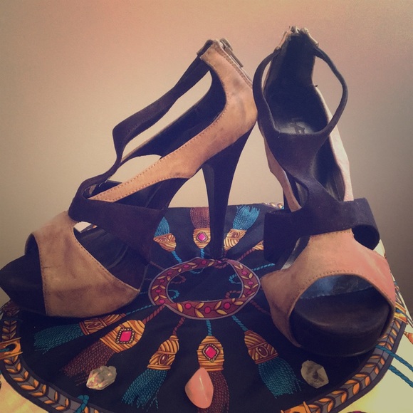 Black-and-Tan Velvet heels with Zipper back - Picture 2 of 4